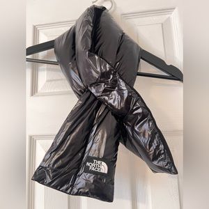 The North Face City Voyager Down Scarf. Unisex, one size. New never worn.